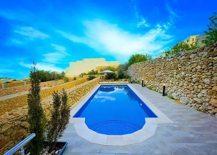 Si-Ku Holiday Home With Private Pool And Hot Tub