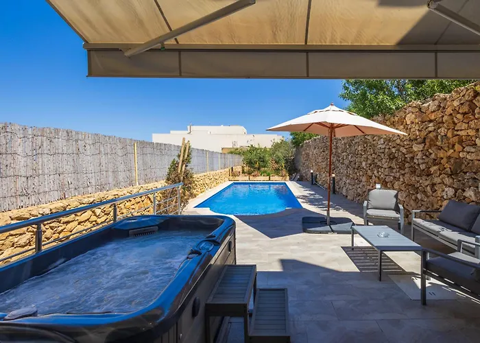 Si-Ku Holiday Home With Private Pool And Hot Tub